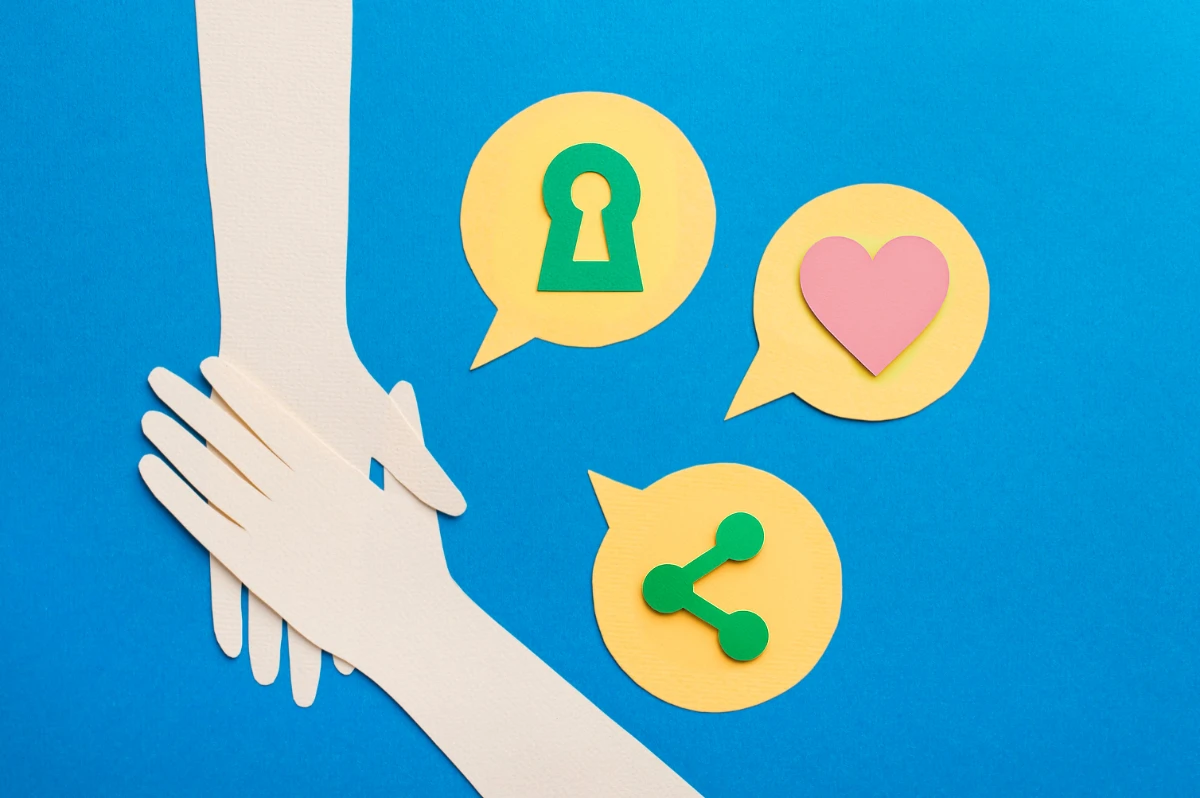 Der Open-Source-Ansatz sinnbildlich dargestellt durch Papierfiguren.